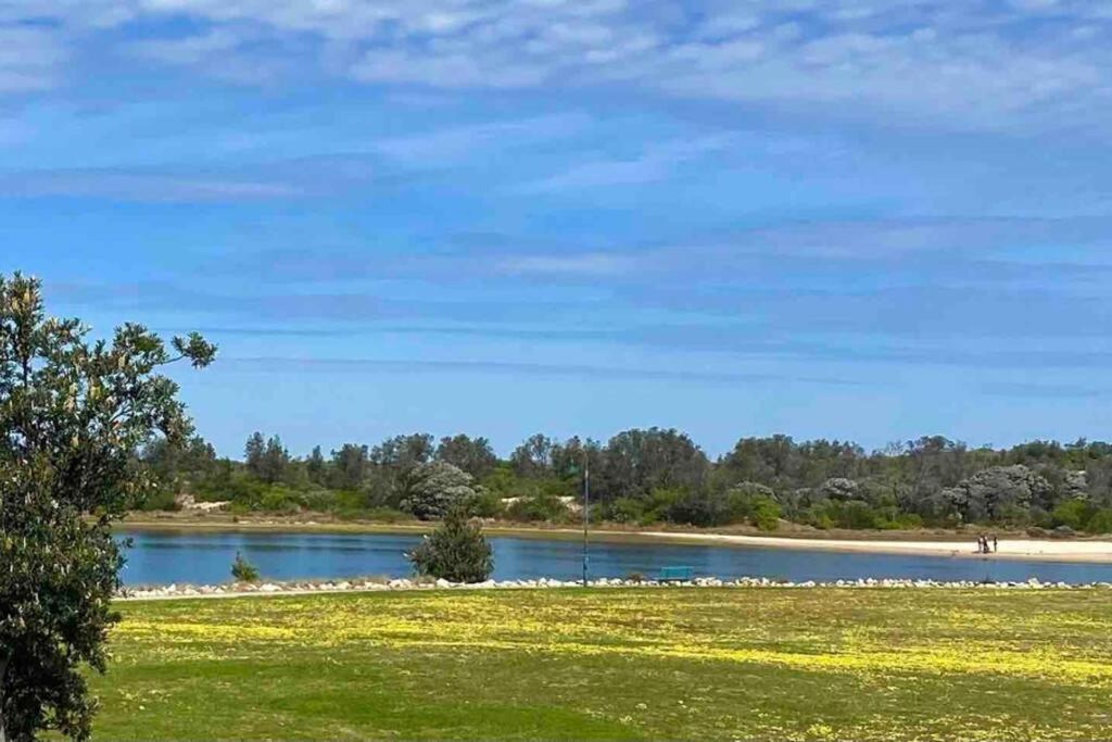 Driftwood Townhouse - Waterfront-Central Location Lakes Entrance Exterior photo