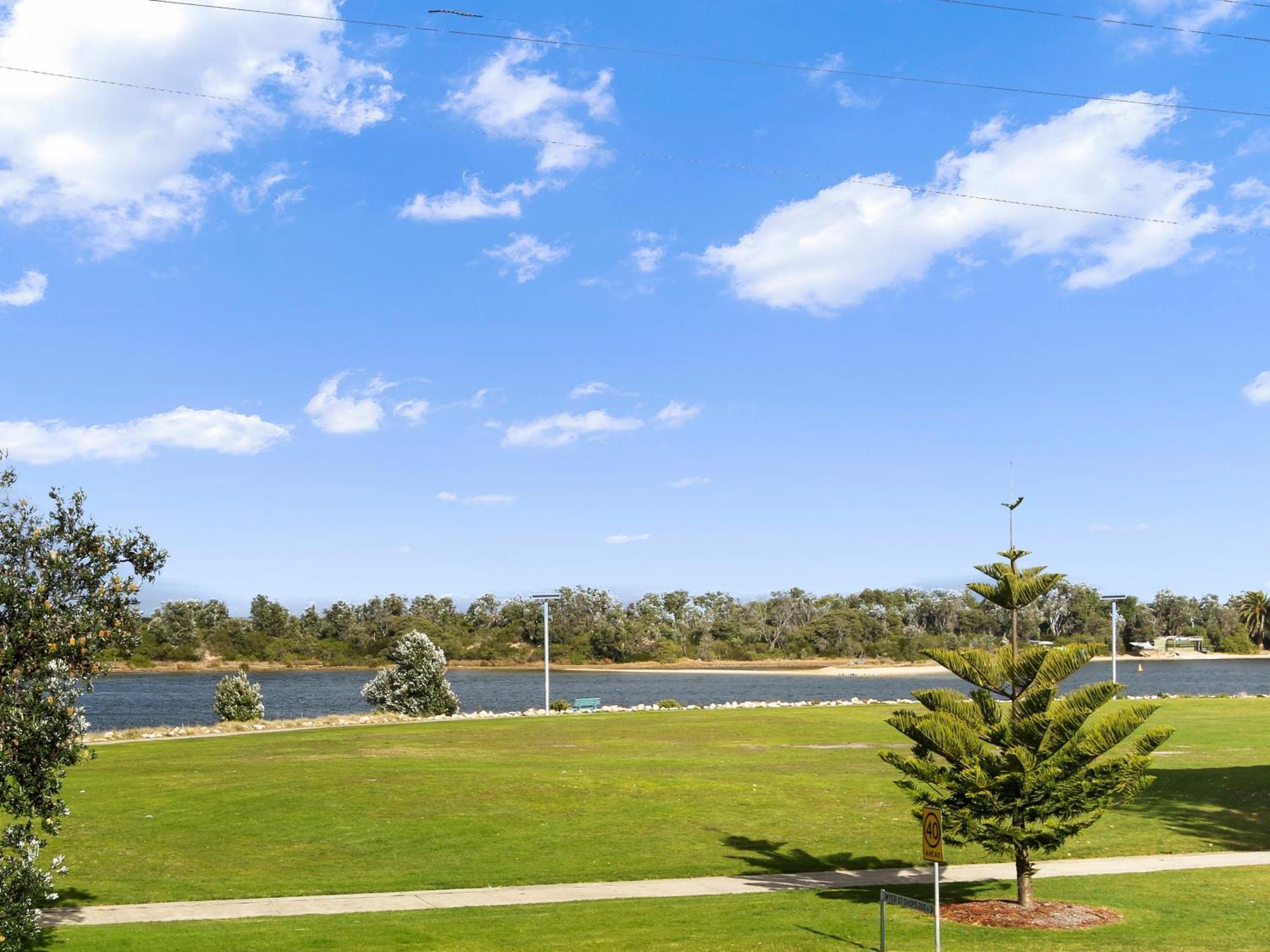 Driftwood Townhouse - Waterfront-Central Location Lakes Entrance Exterior photo