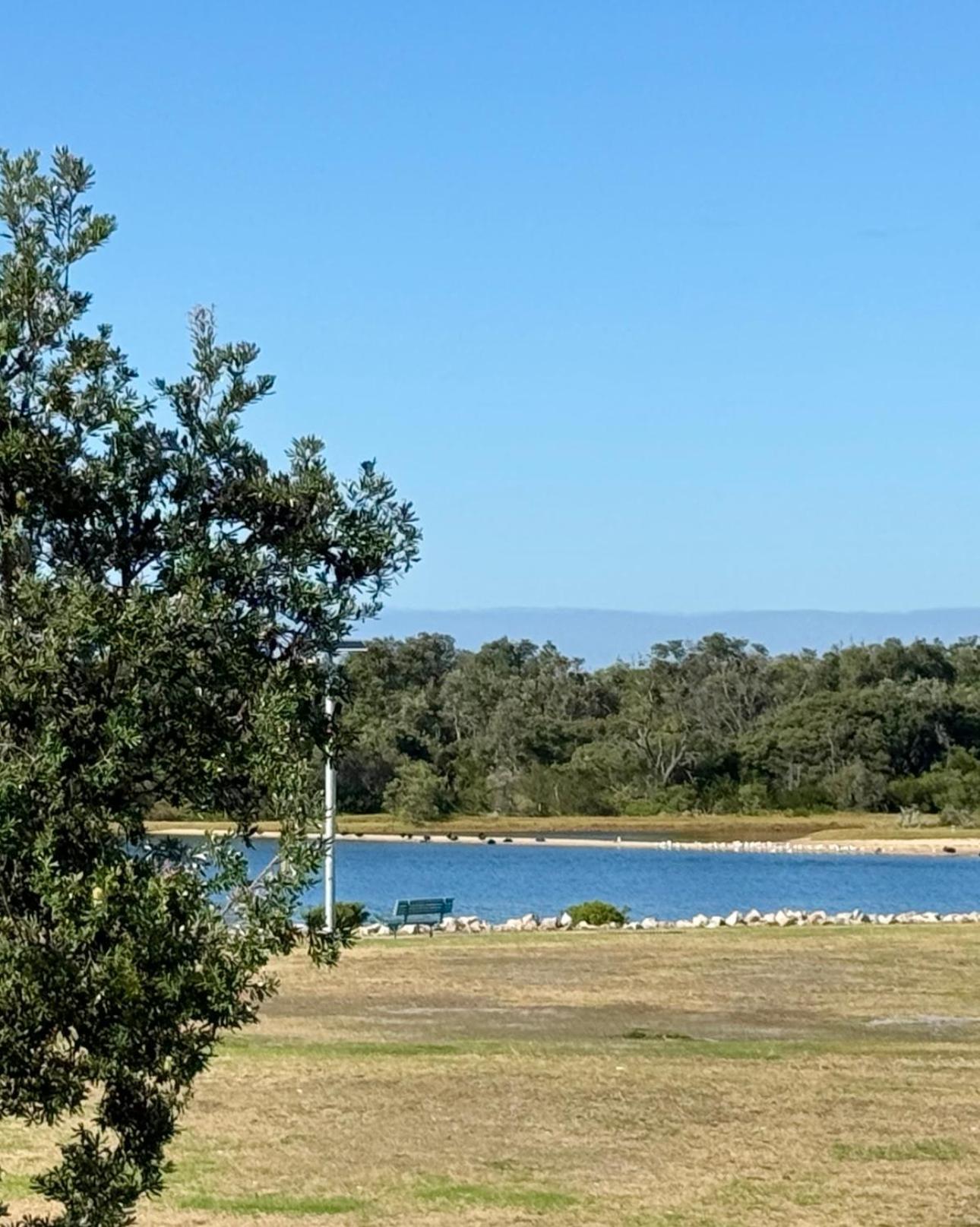 Driftwood Townhouse - Waterfront-Central Location Lakes Entrance Exterior photo